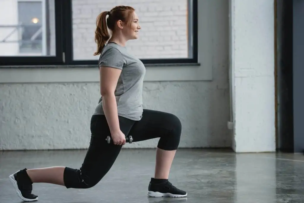 woman exercising doing lunges